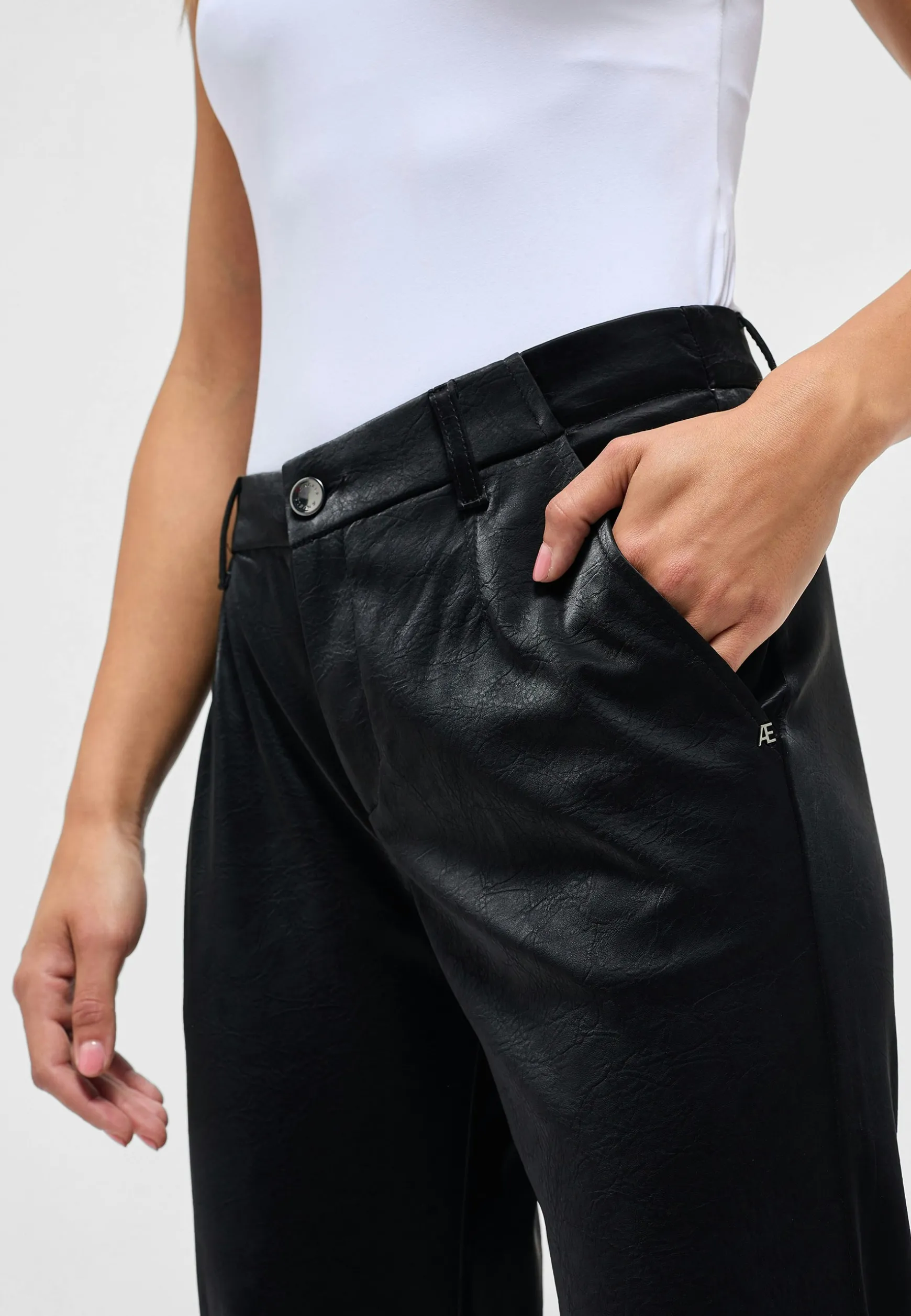 Hose Detail Straight mit Glam Fake Leather