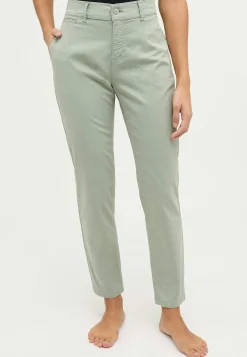 Louisa Chino mit mit Paspeltaschen