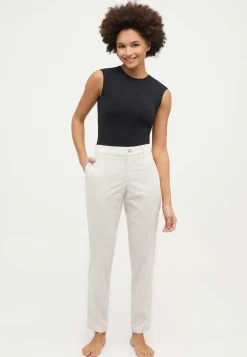 Louisa Chino mit mit Paspeltaschen