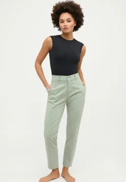 Louisa Chino mit mit Paspeltaschen
