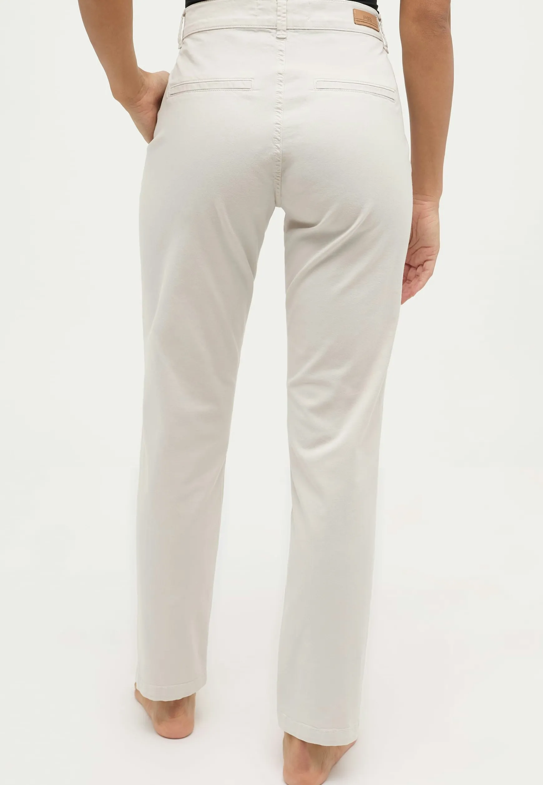 Louisa Chino mit mit Paspeltaschen