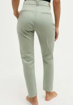 Louisa Chino mit mit Paspeltaschen