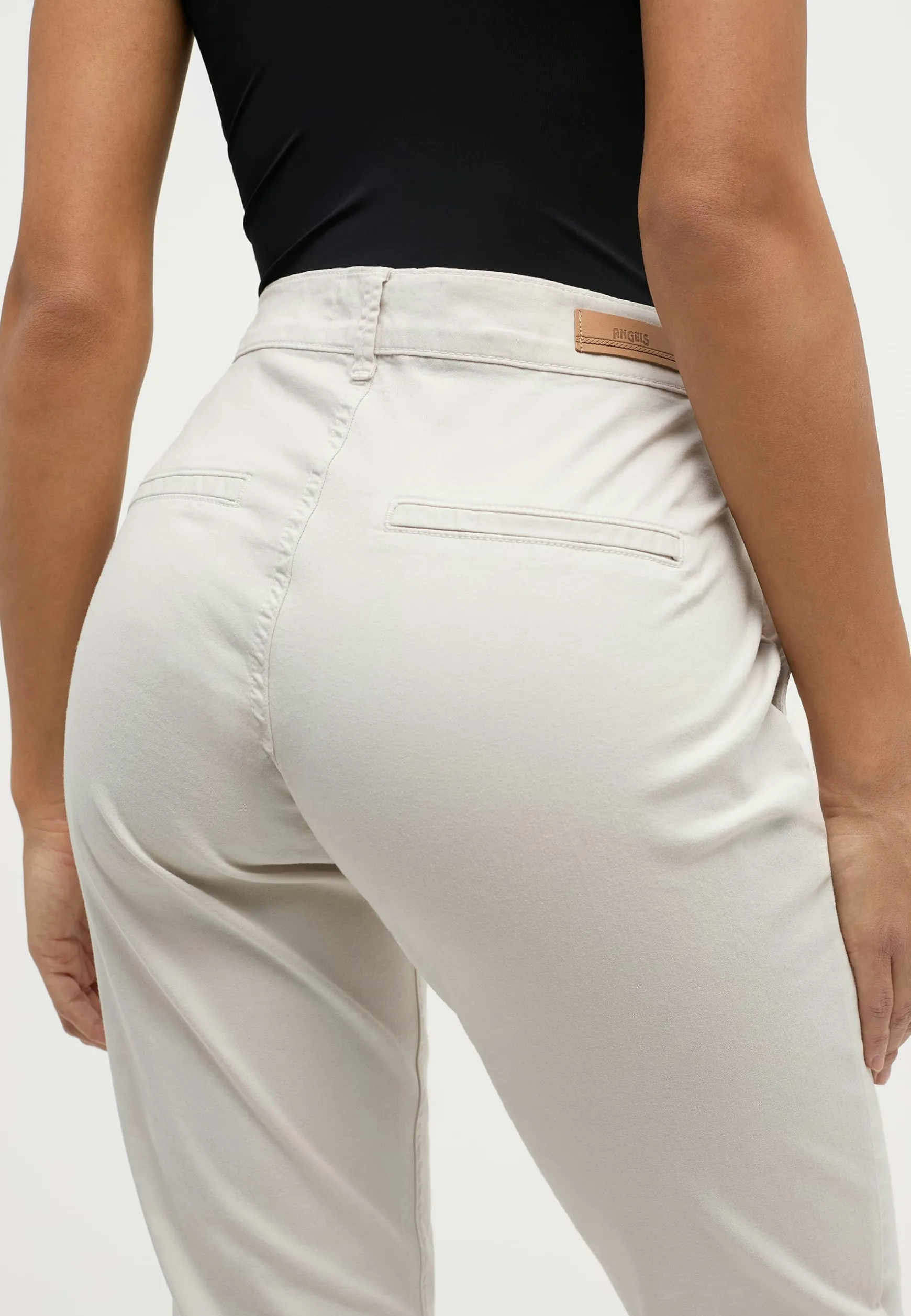 Louisa Chino mit mit Paspeltaschen