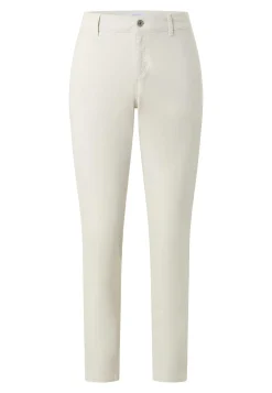 Louisa Chino mit mit Paspeltaschen