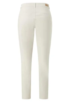 Louisa Chino mit mit Paspeltaschen
